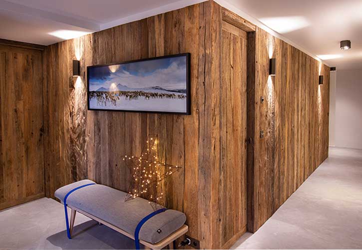 Mur revêtu en vieux chêne étuvé éclaté panneaux 3 plis mural surface rugueuse aspect brut et authentique.