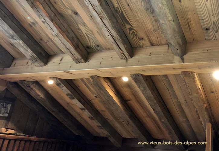 Bardage vieux bois brut gris plafond murs et poutres décoration intérieur design moderne mélange pierres et bois